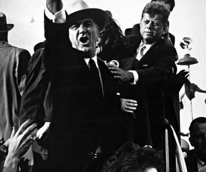  فریاد کشیدن بر سر خلبانی که در طی سخنرانی جان اف کندی موتورهای هواپیمایش را روشن کرده است