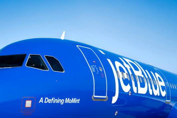 یک تکه یخ از هواپیمای جت بلو بر روی خانه در لس آنجلس سقوط کرد