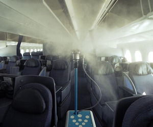 ربات‌هایی که هواپیماها را برای مقابله با کروناویروس ضدعفونی می‌کنند