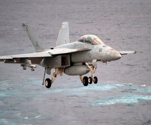سقوط یک هواپیمای جنگنده نیروی دریایی آمریکا