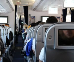 واکنش عجیب آمریکن ایرلاینز در مقابل شکایت یک زن از نشستن بین مسافران چاق!