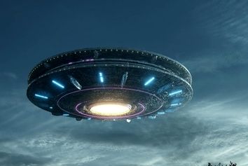 فیلم جالب پرواز یک یوفو بر فراز آسمان +فیلم