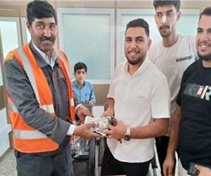 باربر امانتدار فرودگاه مشهد کیف پول ۶۵۰۰ دلاری را به صاحبش بازگرداند 